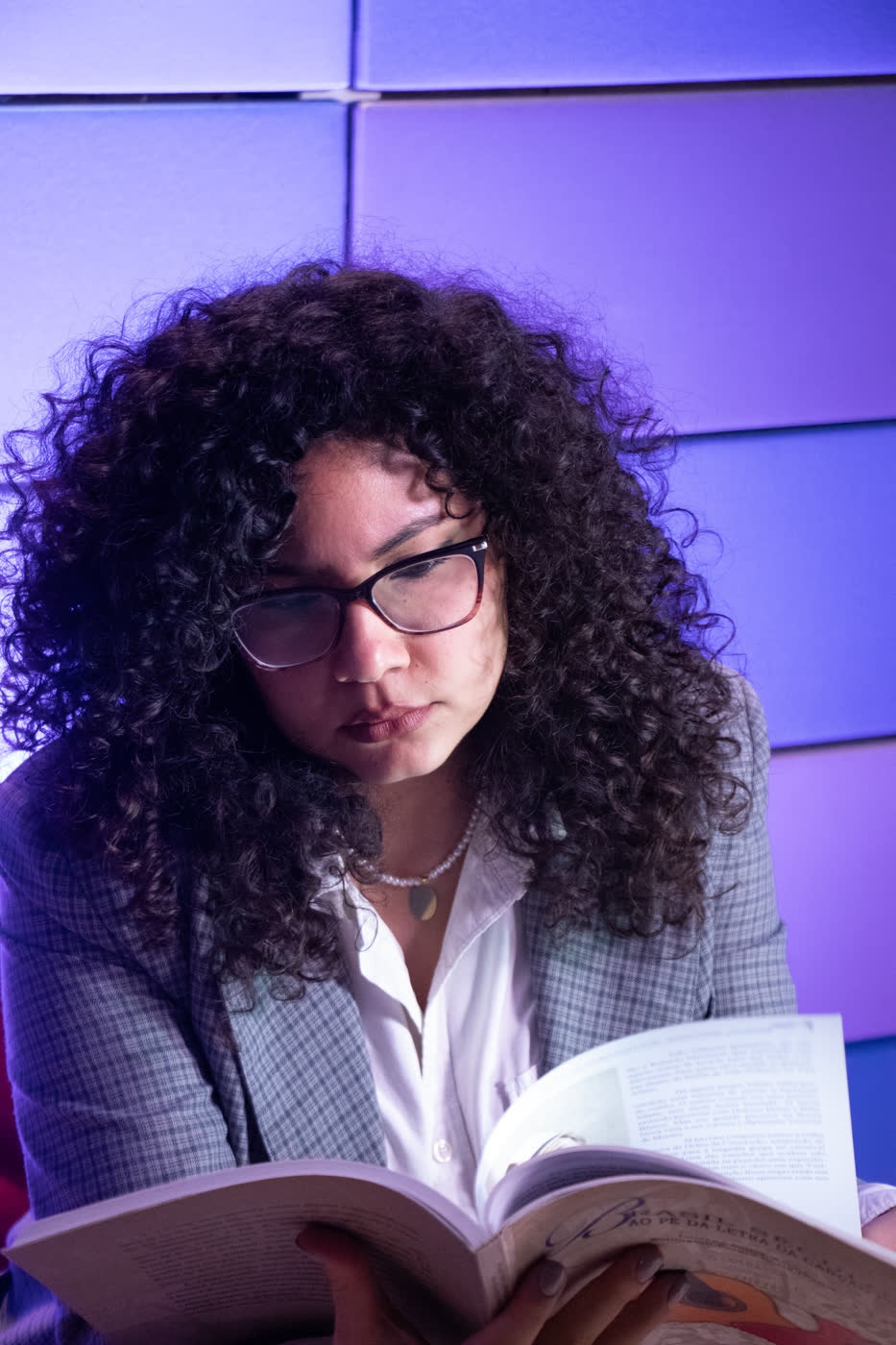 Renata concentrada lendo um livro