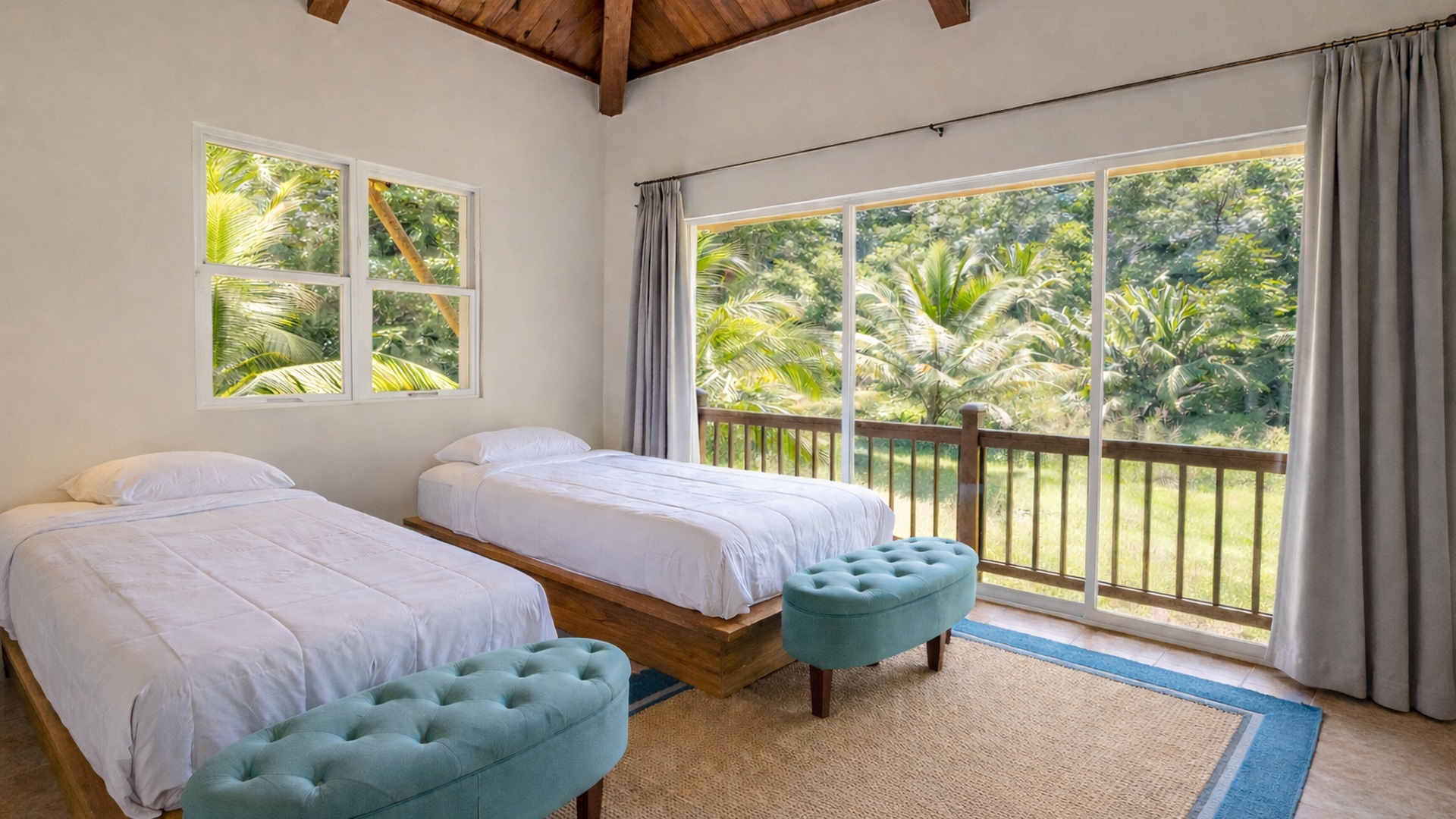 Third bedroom with two beds, opening onto the palm garden