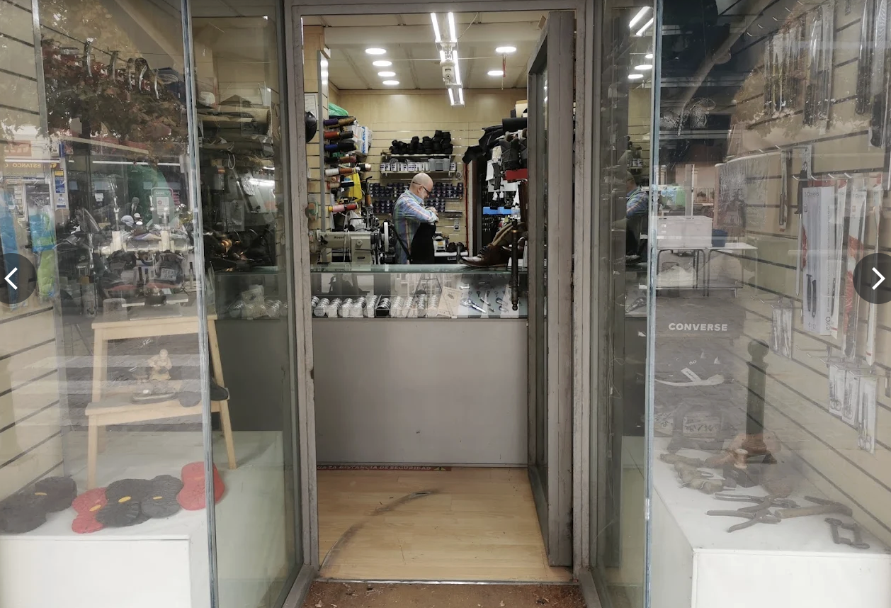 Escaparate y entrada de Zapa Reparación de Calzado en Antequera