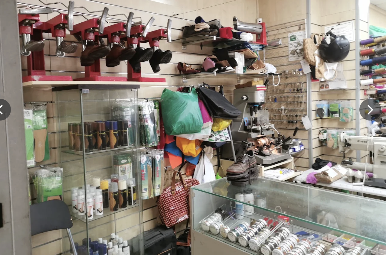 Interior del taller de Zapa Reparación de Calzado, con hormas, productos y máquinas