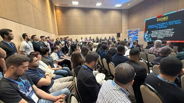 Auditório da BXSec 2026 lotado durante painel sobre cibersegurança e IA