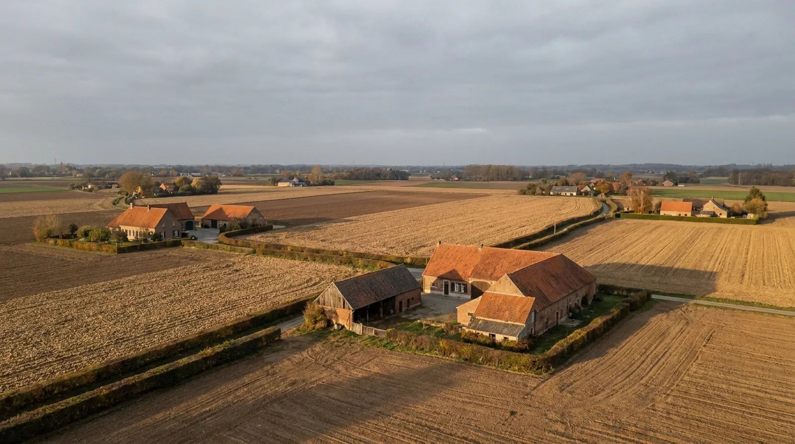 Vue aérienne d’une ferme et de ses annexes en plein champ