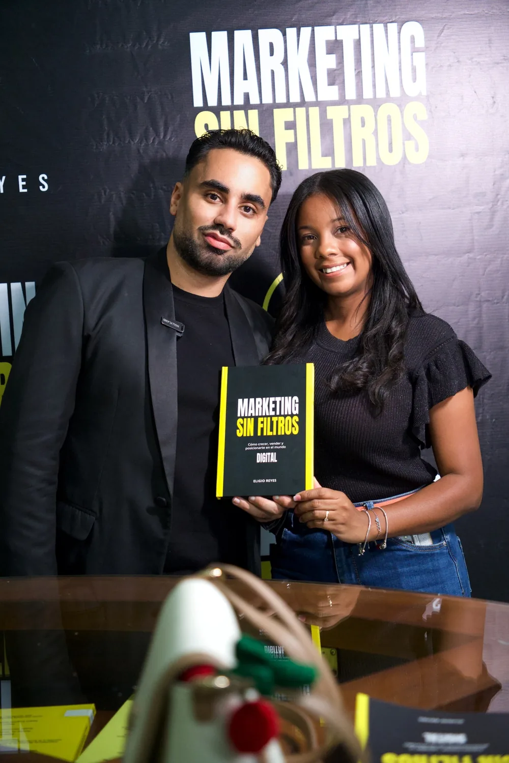 Eligio Reyes y acompañante sostienen el libro