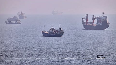 Buques comerciales navegando en aguas cercanas al estrecho de Ormuz
