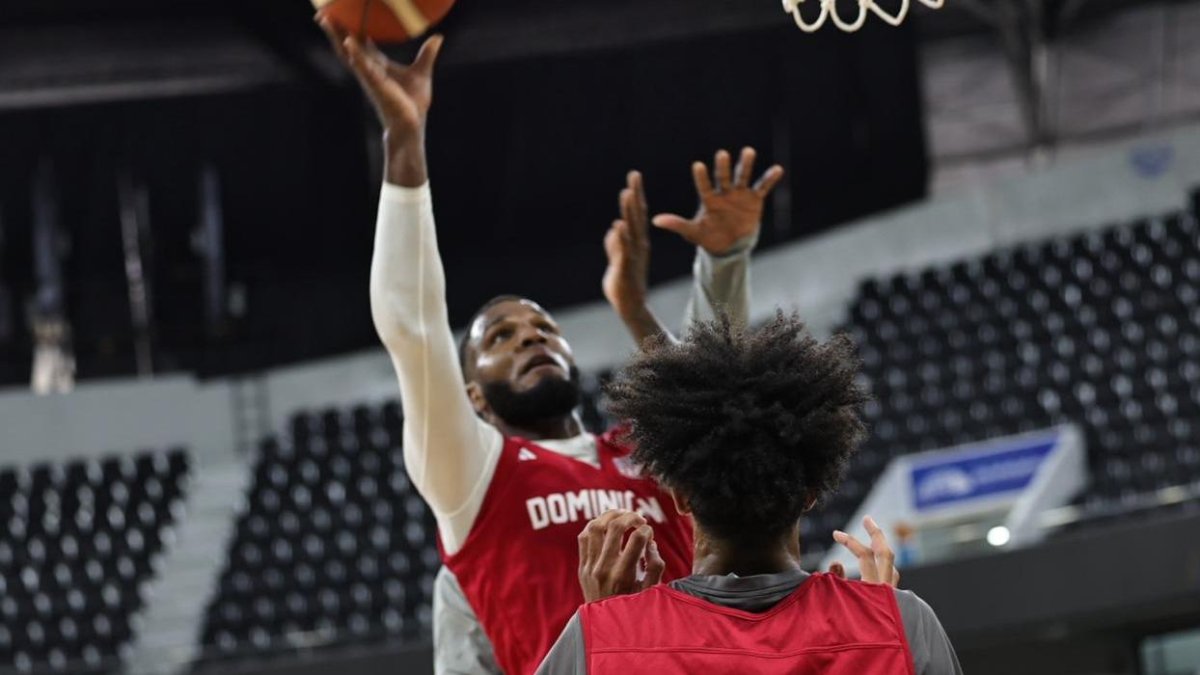 Jugador de la selección dominicana de baloncesto durante un partido
