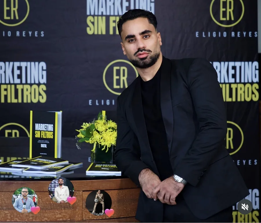 Firma de ejemplares de Marketing Sin Filtros