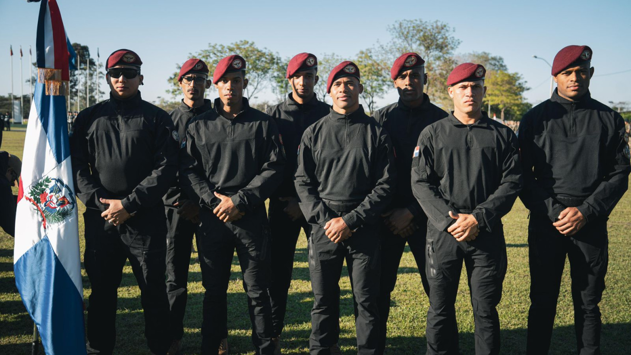 Equipo dominicano de Fuerza Comando junto a la bandera nacional