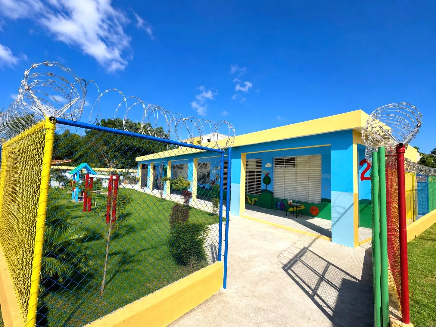 Centro educativo del nivel inicial pintado de azul y amarillo