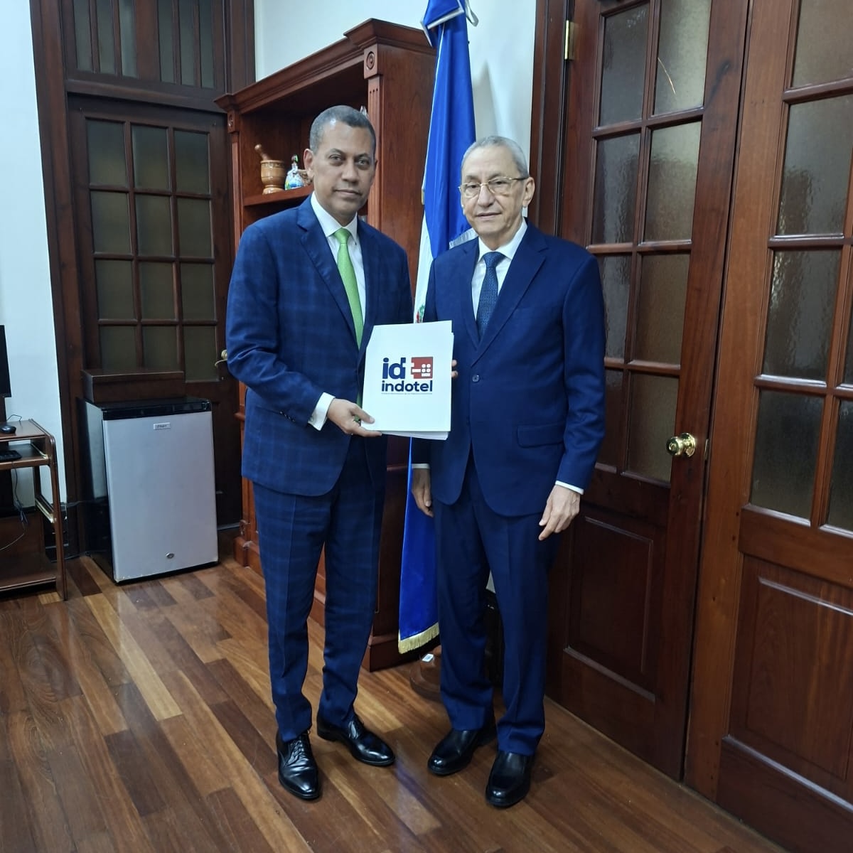 Representantes de Indotel presentan una carpeta institucional