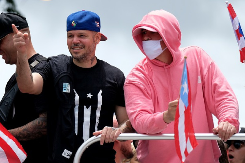 Residente y Bad Bunny juntos durante una actividad pública en Puerto Rico