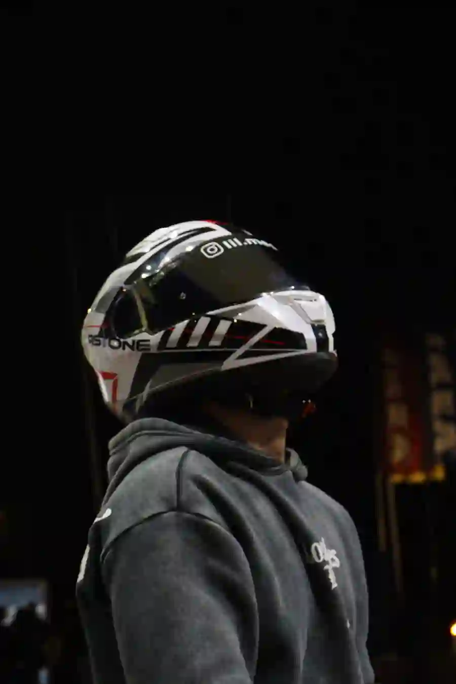 Portrait de nuit, casque de moto RSTONE.