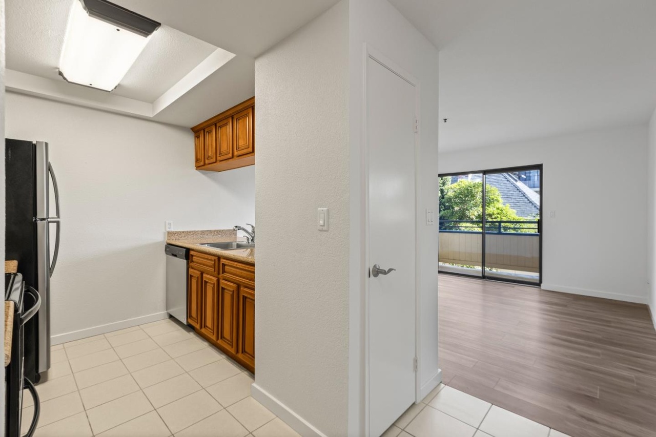 324 Catalpa St #205 — interior