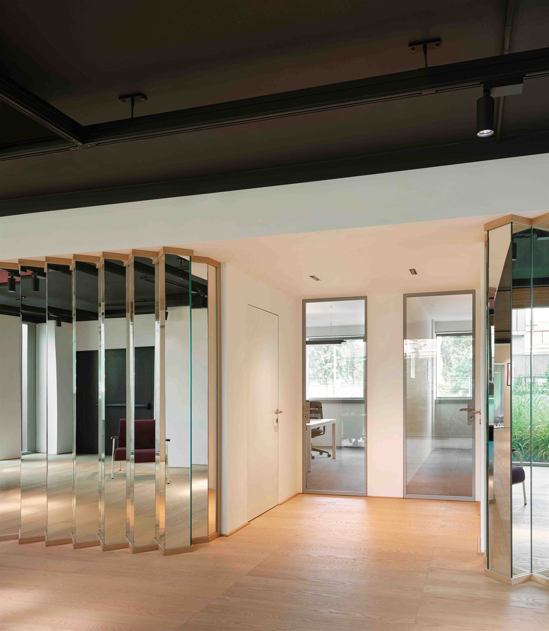 Spazi di lavoro con luce naturale nello showroom Zumtobel