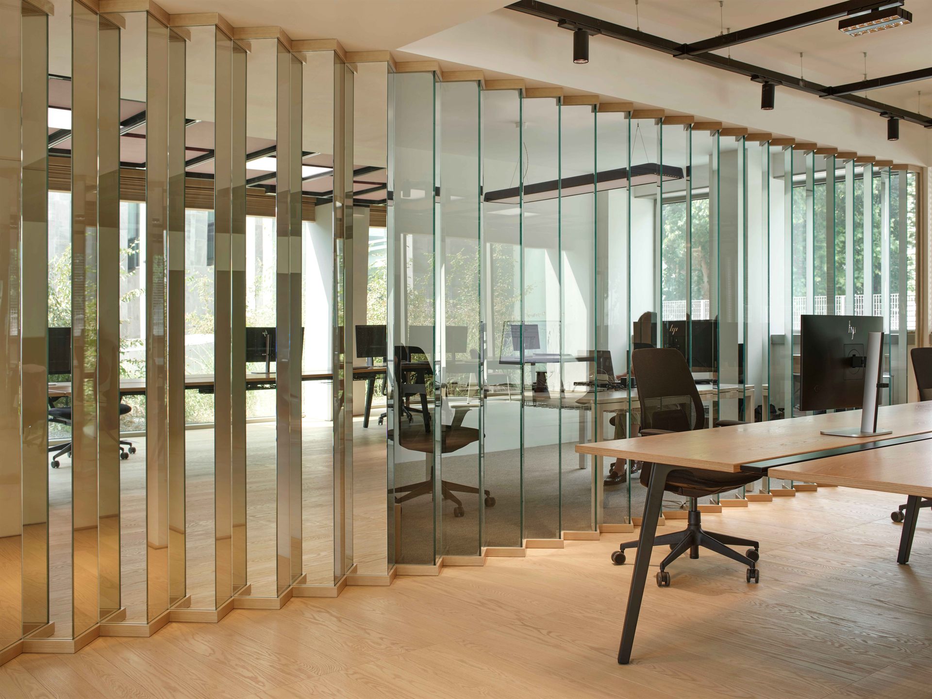 Ufficio con vetrate e verde nello showroom Zumtobel