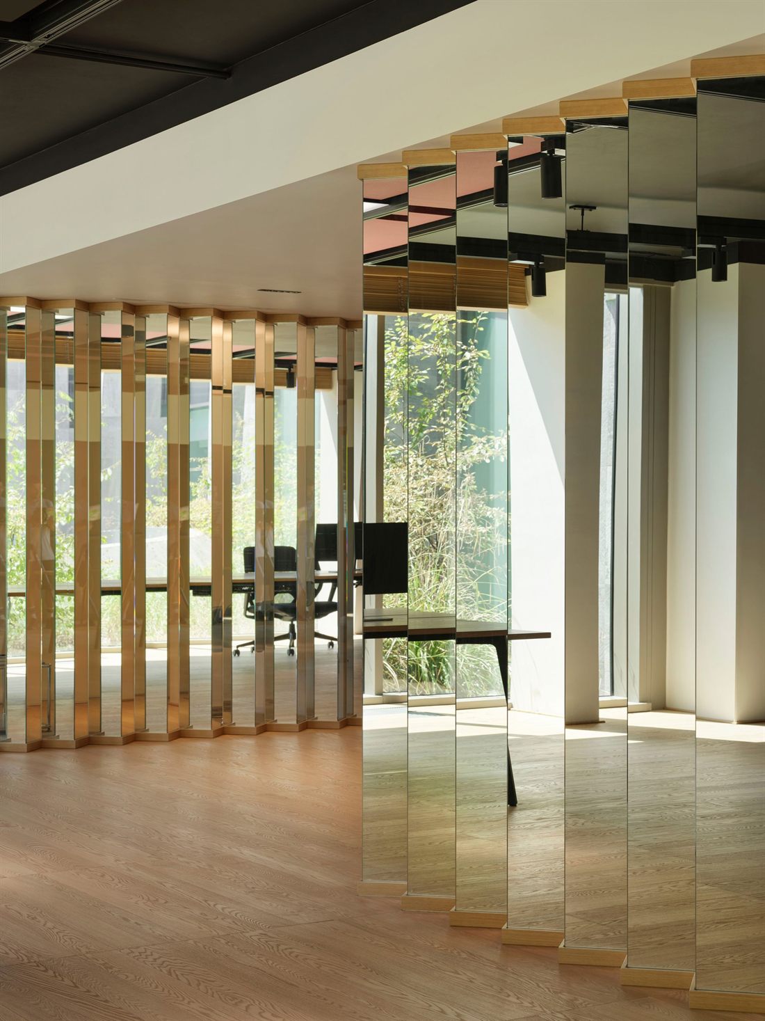 Interni luminosi dello showroom Zumtobel a Milano