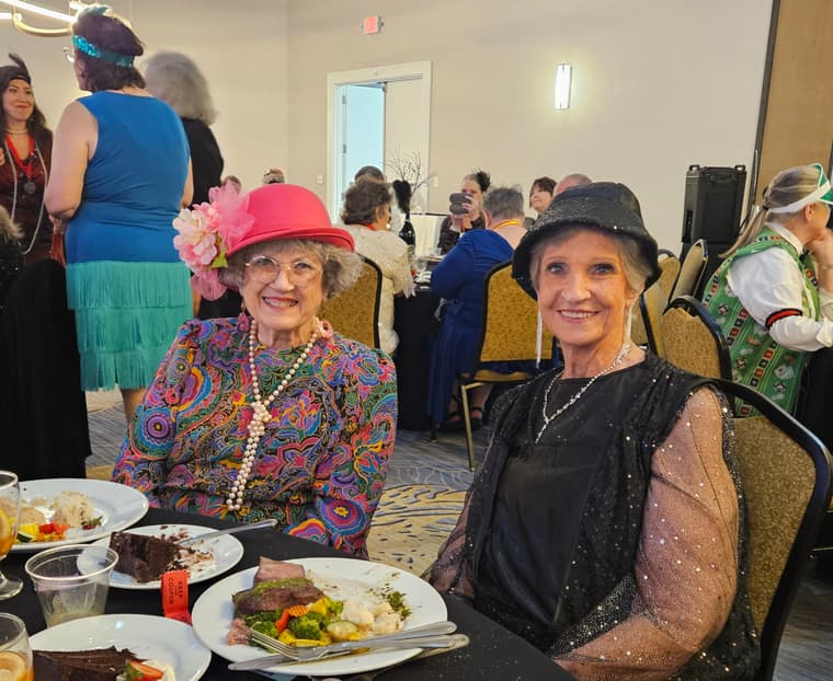 Two members seated together at the convention dinner