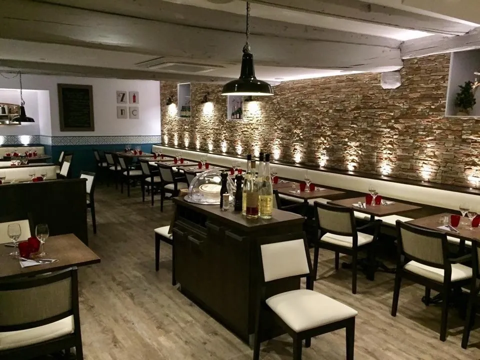 La salle du Zinc, mur de pierre et lumière chaude