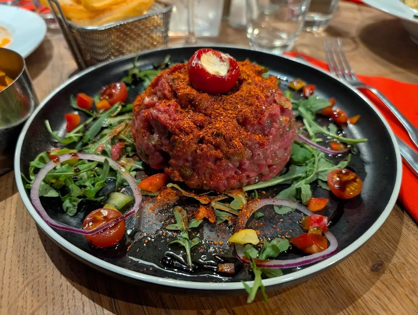 Le tartare, coupé au couteau