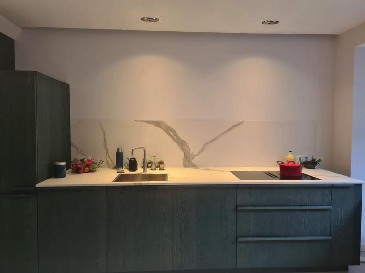 Strak afgewerkte keuken met inductie en verlichting