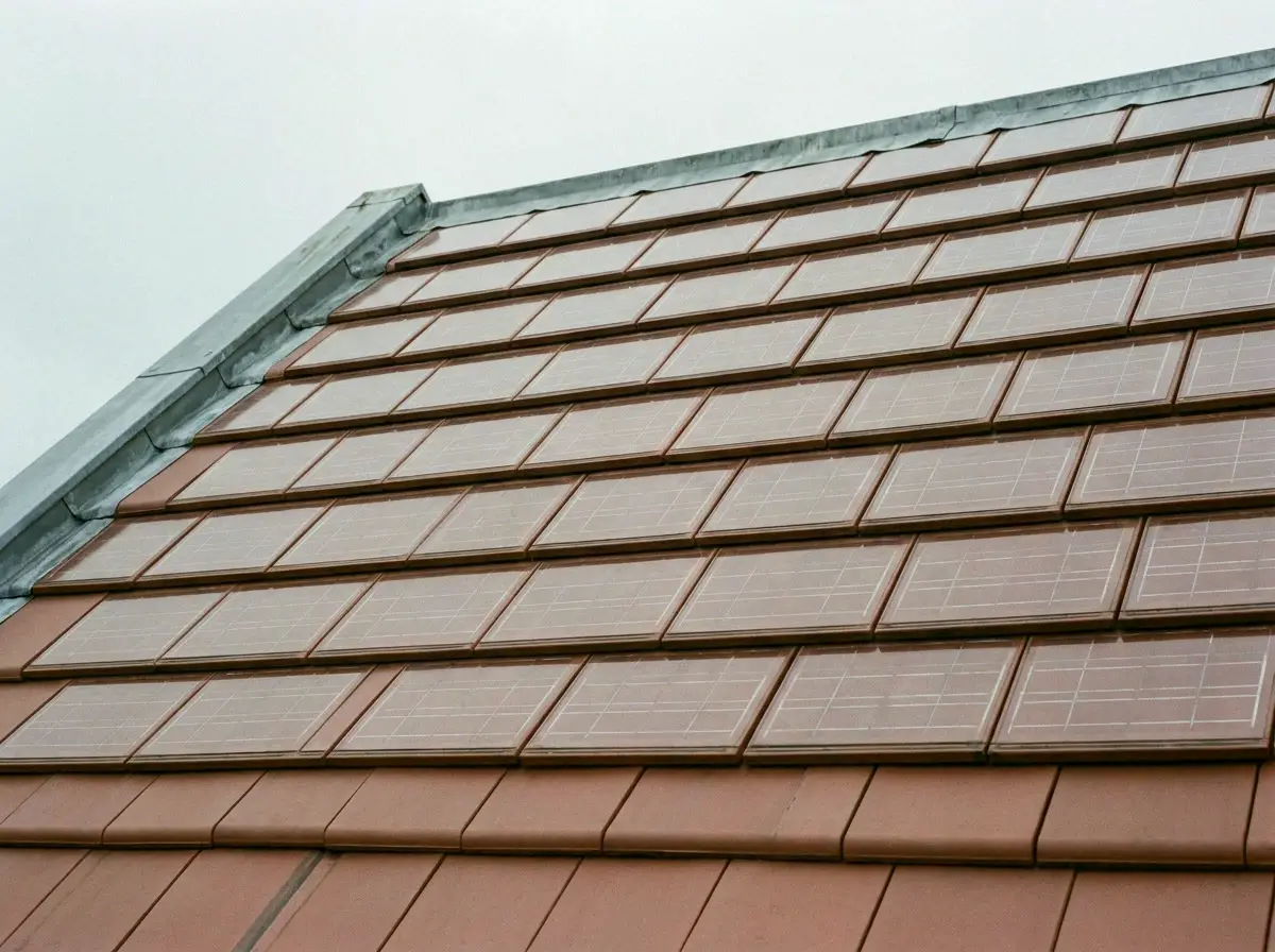 Dakvlak met terracottakleurige zonnedakpannen in strakke rijen