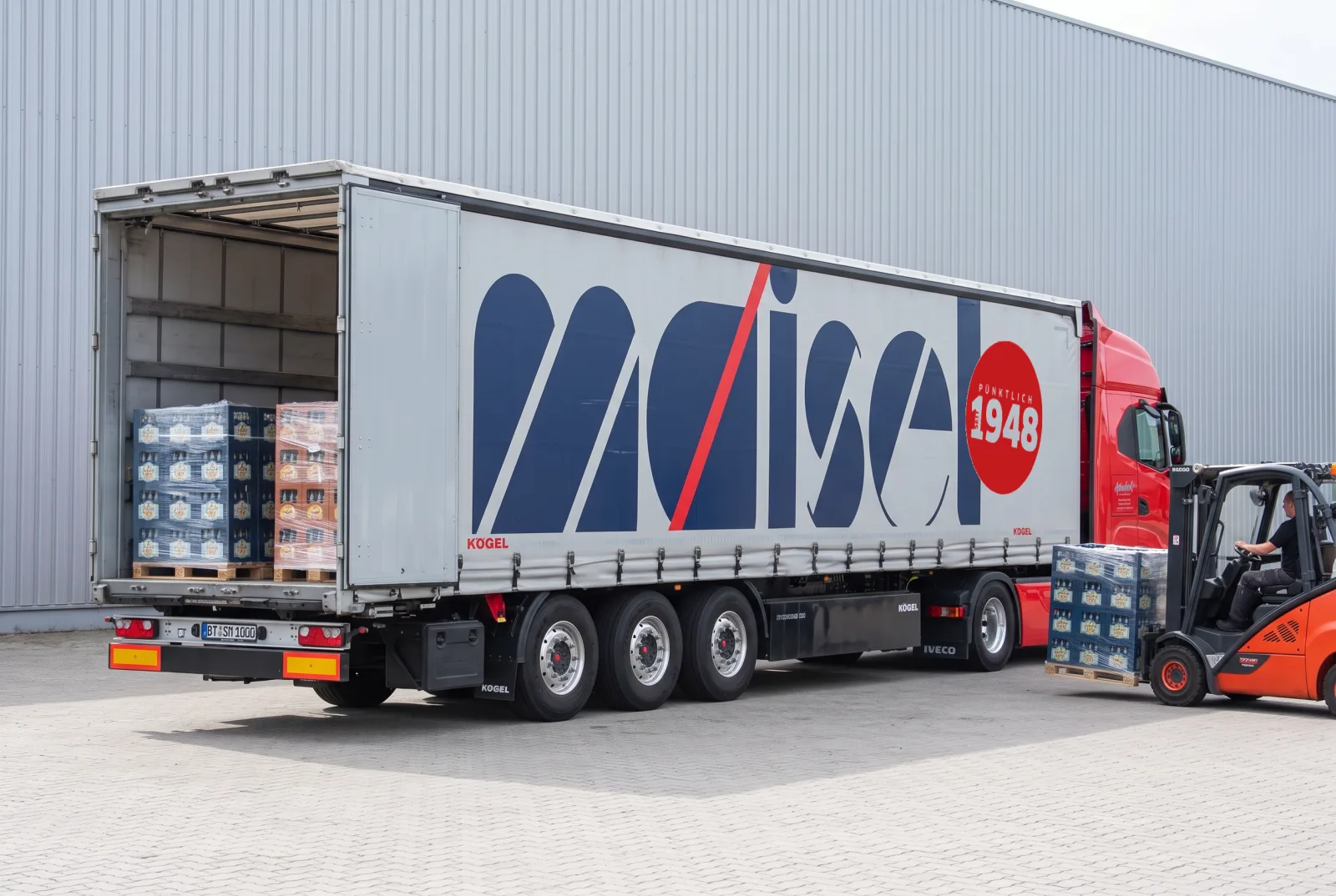 Maisel-Sattelzug wird mit Getränkepaletten beladen