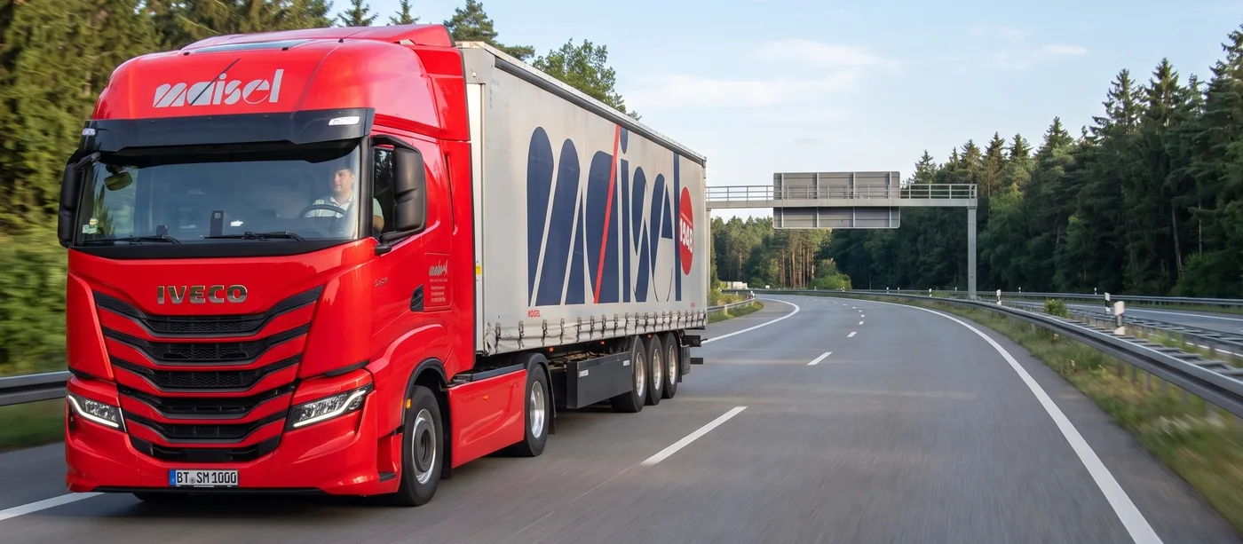 IVECO-Sattelzug von Maisel Transport auf der Straße