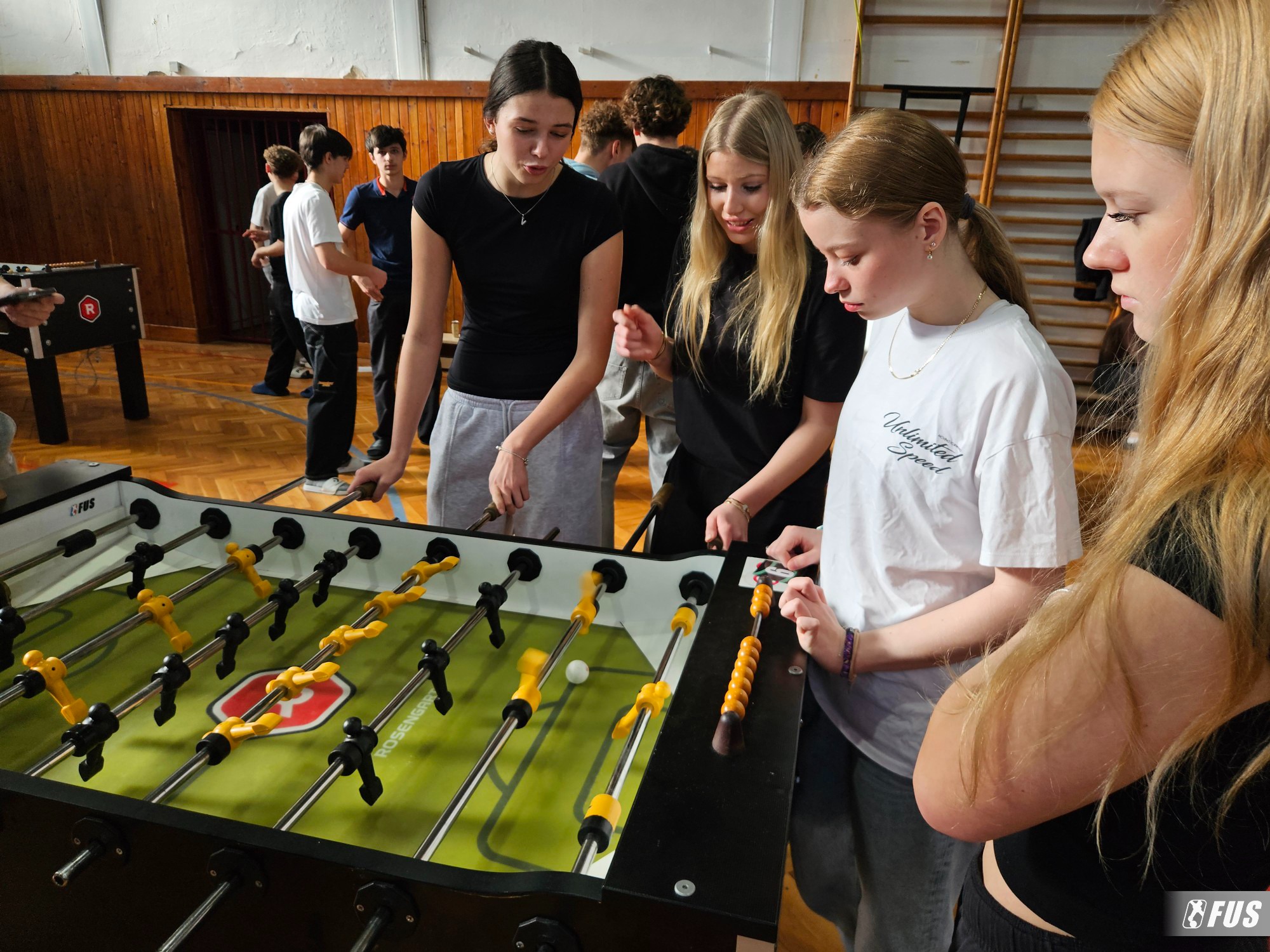 Žiačky pri stolnom futbale